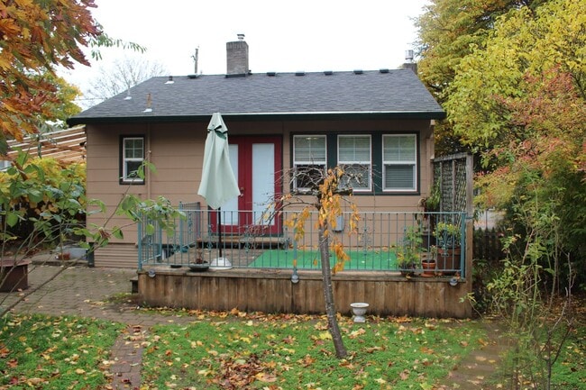 Building Photo - Charming bungalow with bonus office or Art...