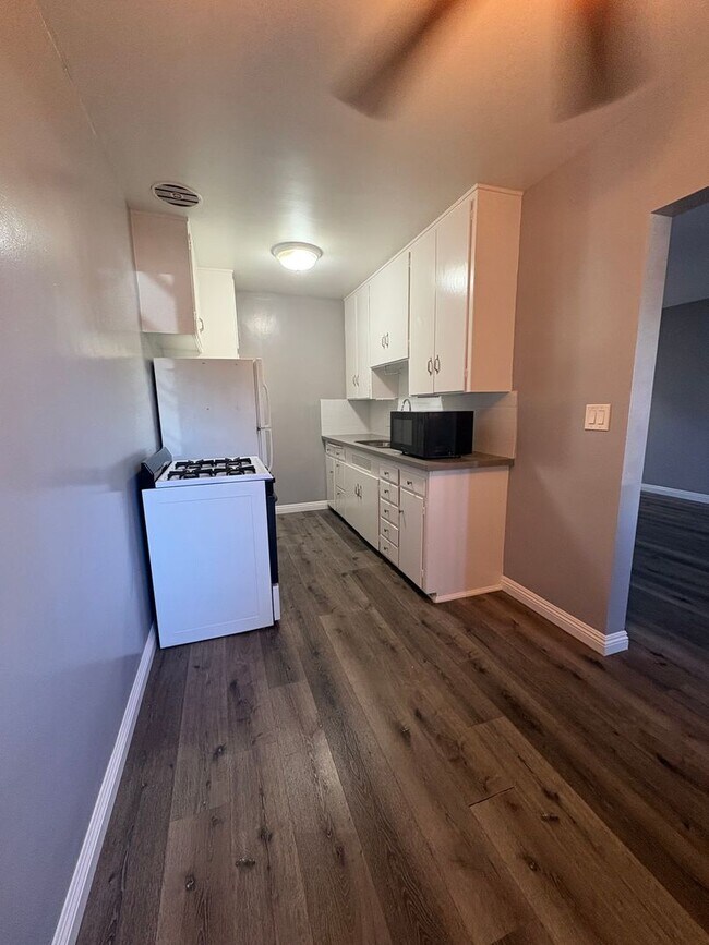 Building Photo - Charming 1 Bed / 1 Bath in Historic Bluff Park – Just One Block from the Beach!