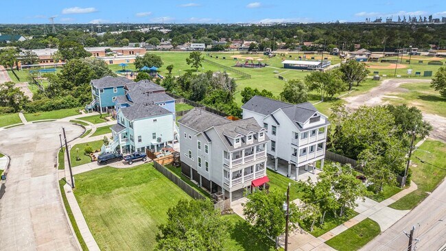 Building Photo - 1333 N Meyer Ave