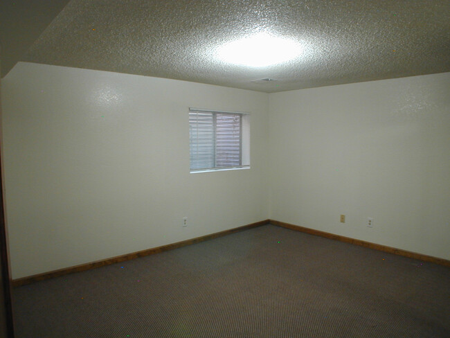 Building Photo - House For Lease