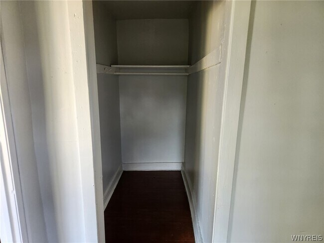 Building Photo - 325 Breckenridge St