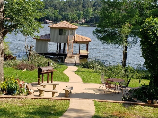 Building Photo - Stunning, fully furnished 3-bedroom, 2-bath lakefront home on Lake Palestine!