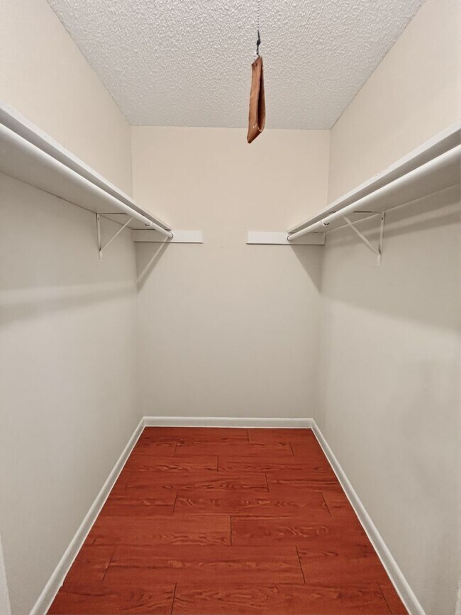 Building Photo - 3402 S Oak Dr