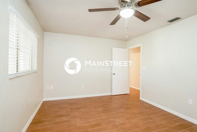 Building Photo - 3 Bedroom Pet-Friendly Home in Fort Myers, FL with Main Street Renewal