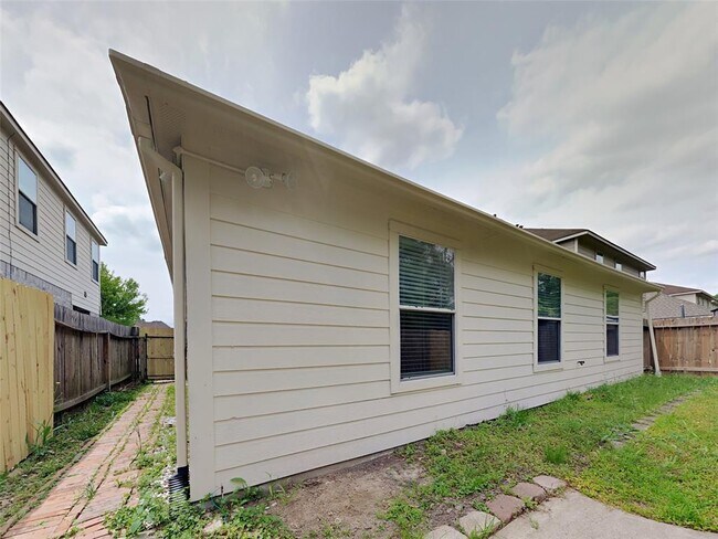 Building Photo - 2343 Village Leaf Dr