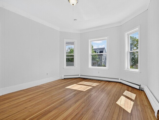 Building Photo - 471 Medford St