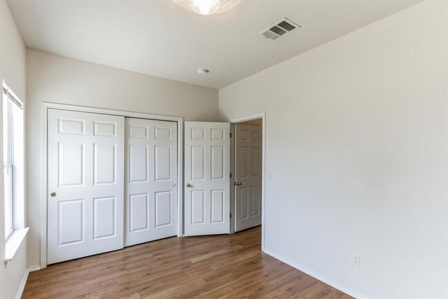 Building Photo - 1107 E 3rd St