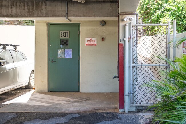 Building Photo - Beautiful Fully Furnished, 2 Bed, 1 1/2 Bath, Oceanview Condo with Pool