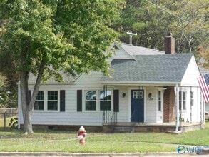 Building Photo - 424 Memorial Dr SW