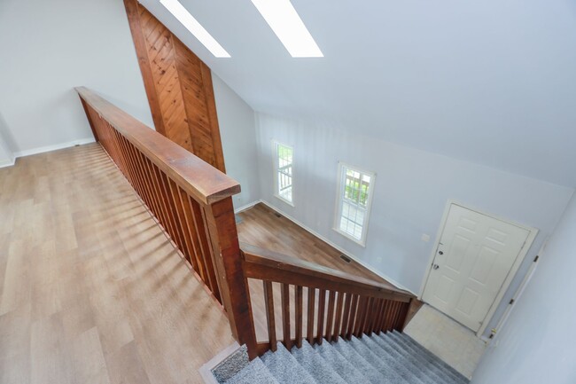 Building Photo - -- Available Now!  Spacious 4 Bed 2 Bath C...