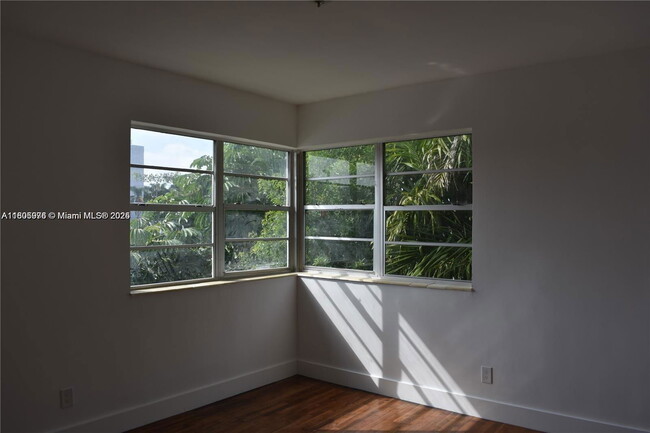 Building Photo - 9720 W Bay Harbor Dr