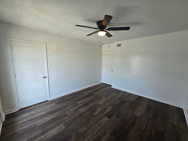 Building Photo - Newly Remodeled 2 Bed/1.5 Bath Apartment i...