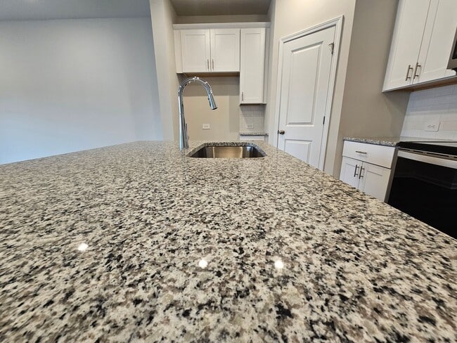 Building Photo - Like-New townhome in Concord