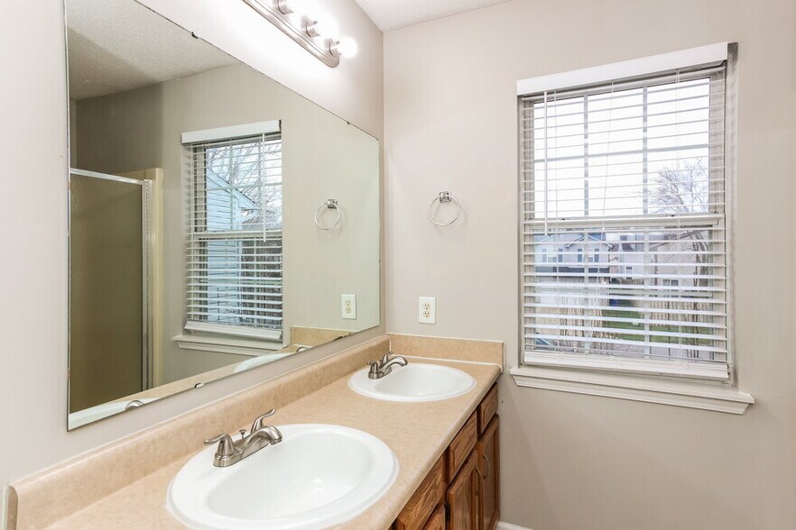 Building Photo - 10302 Draycott Way