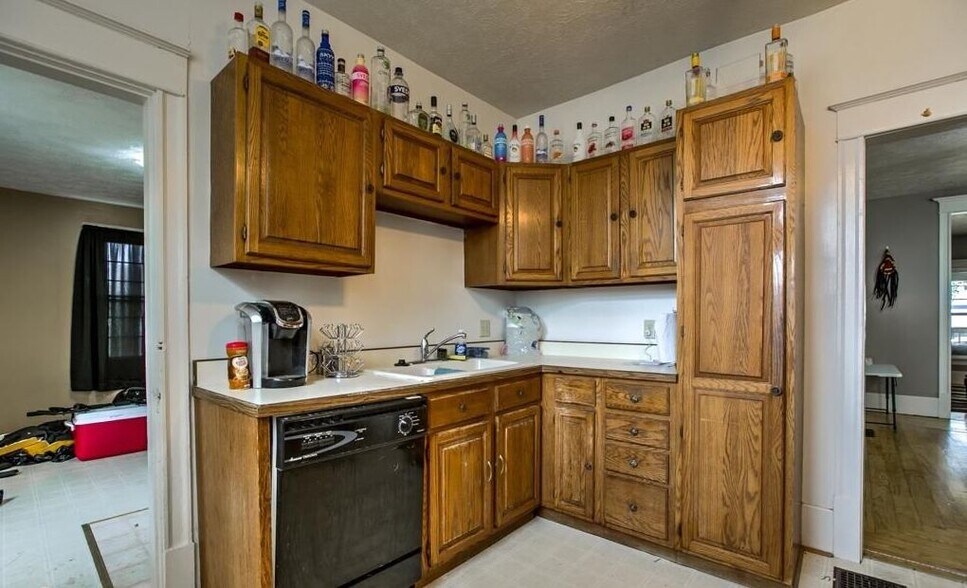 Building Photo - 4821 Walker Ave