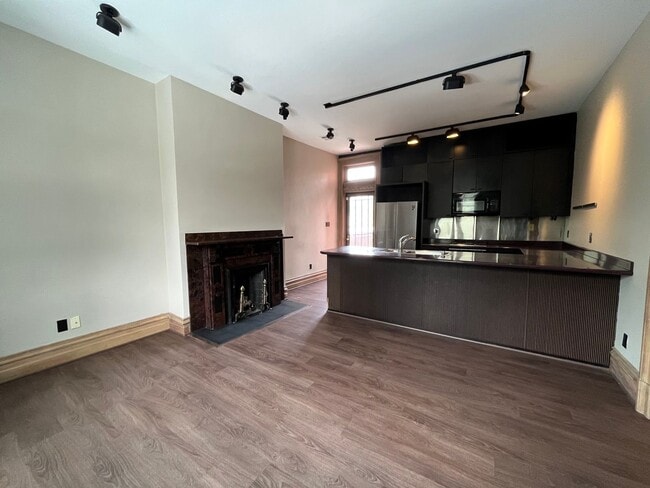 Building Photo - 200 W North Ave