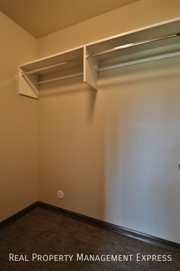 Building Photo - Beautiful 4 bedroom home with fenced in backyard!