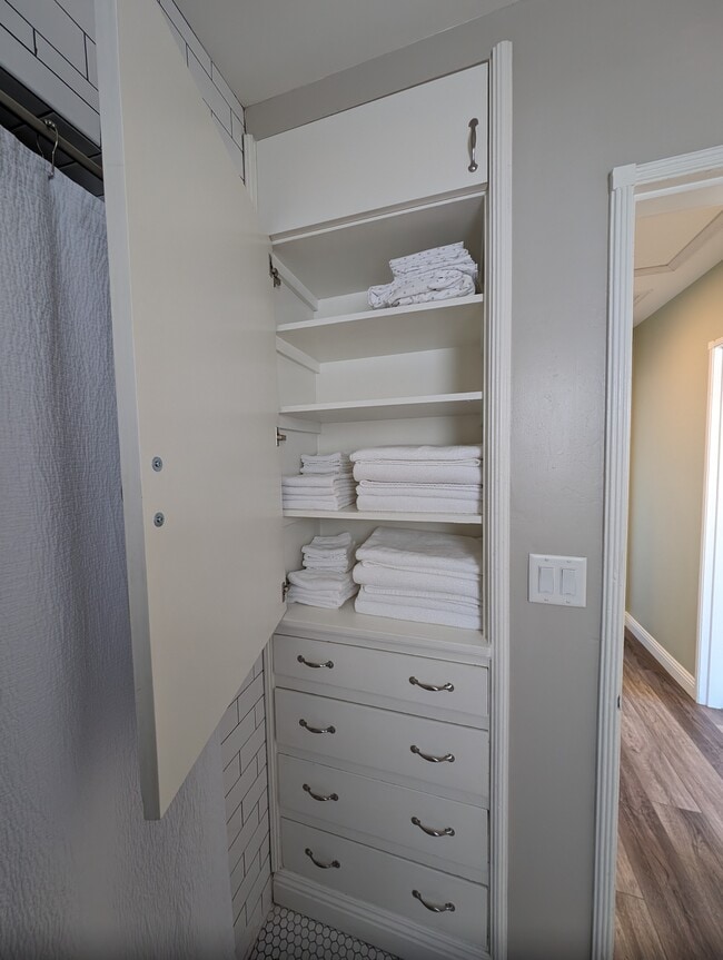 Building Photo - 411 Birch St