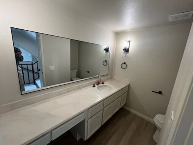Building Photo - Luxurious Townhouse Located in the exclusi...