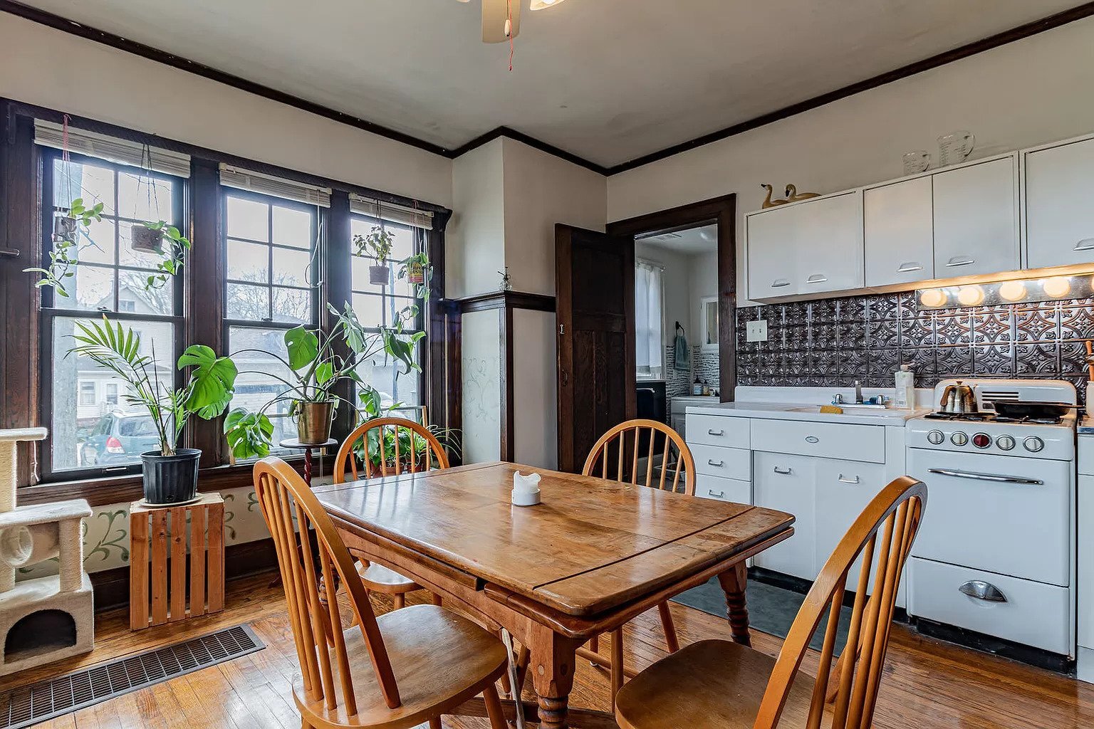 Kitchen - 602 S Broadway Ave