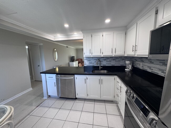 Building Photo - 300 NE 26th Ave