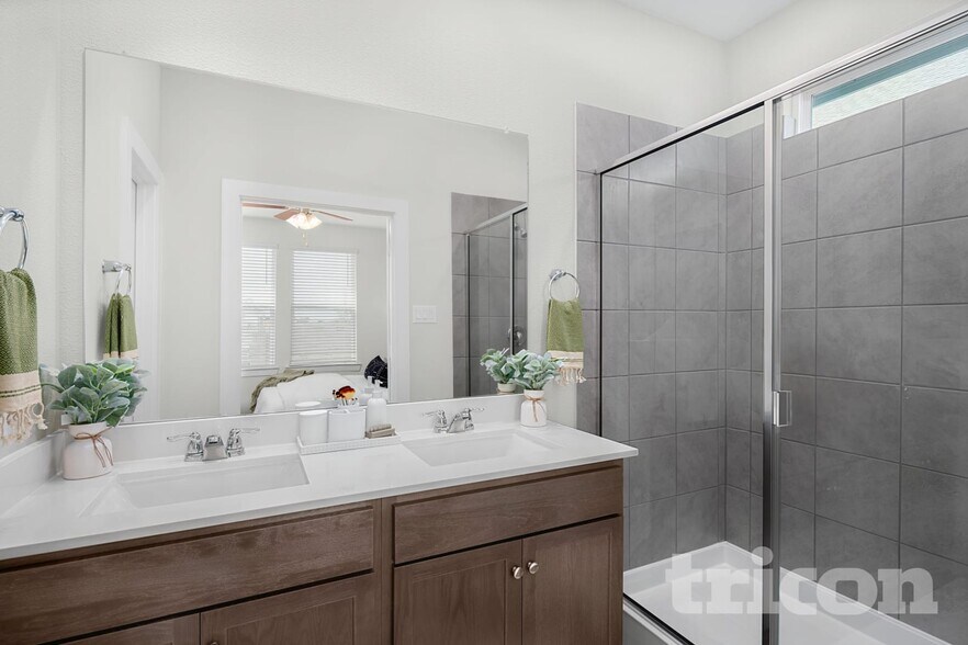Building Photo - 8117 Howell Oak Dr