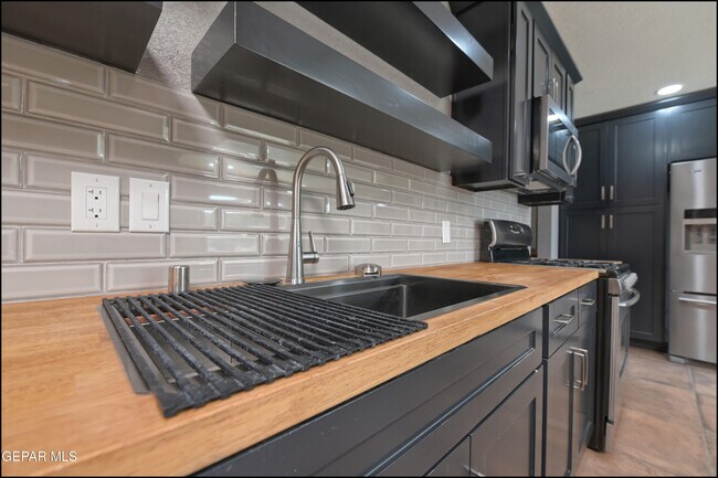 Building Photo - 6412 Via Aventura Dr