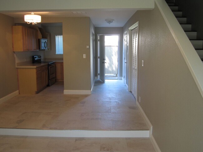Building Photo - 138 Rainbow Ct