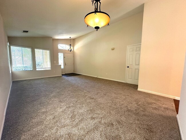 Building Photo - Single Story 3 Bed 2 Bath in Apple Hill!