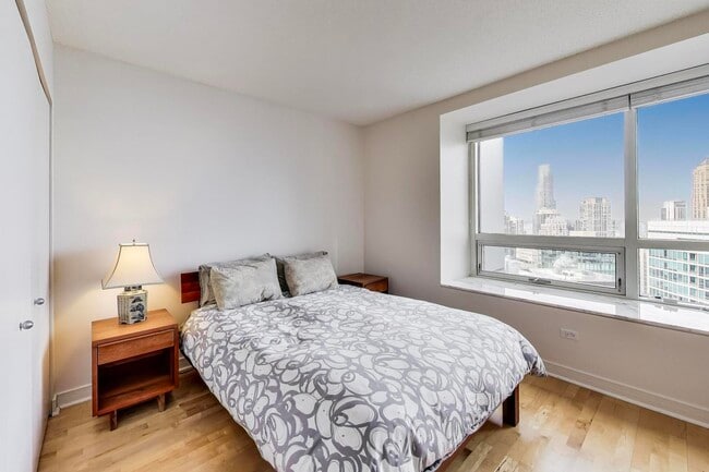 Building Photo - 512 N McClurg Ct