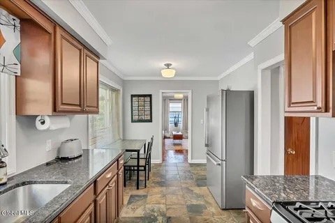Building Photo - 37 Buell St