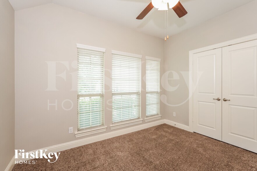 Building Photo - 4413 Lakeview Dr