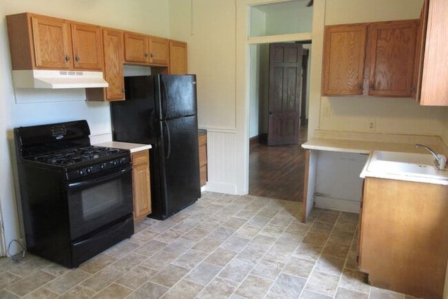 Building Photo - 2 Bedroom House with a Bonus Room