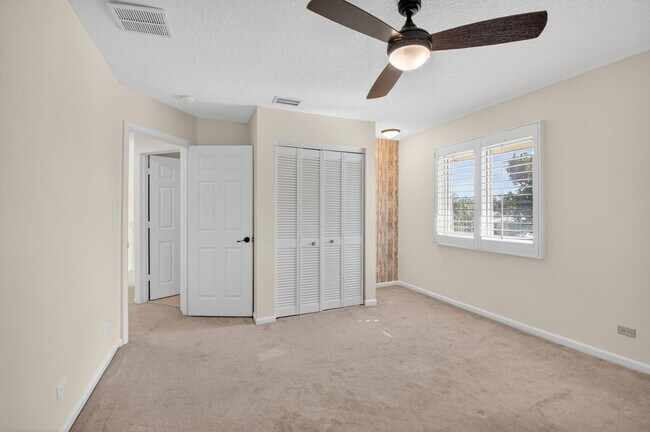 Building Photo - 4517 NW 5th Ave