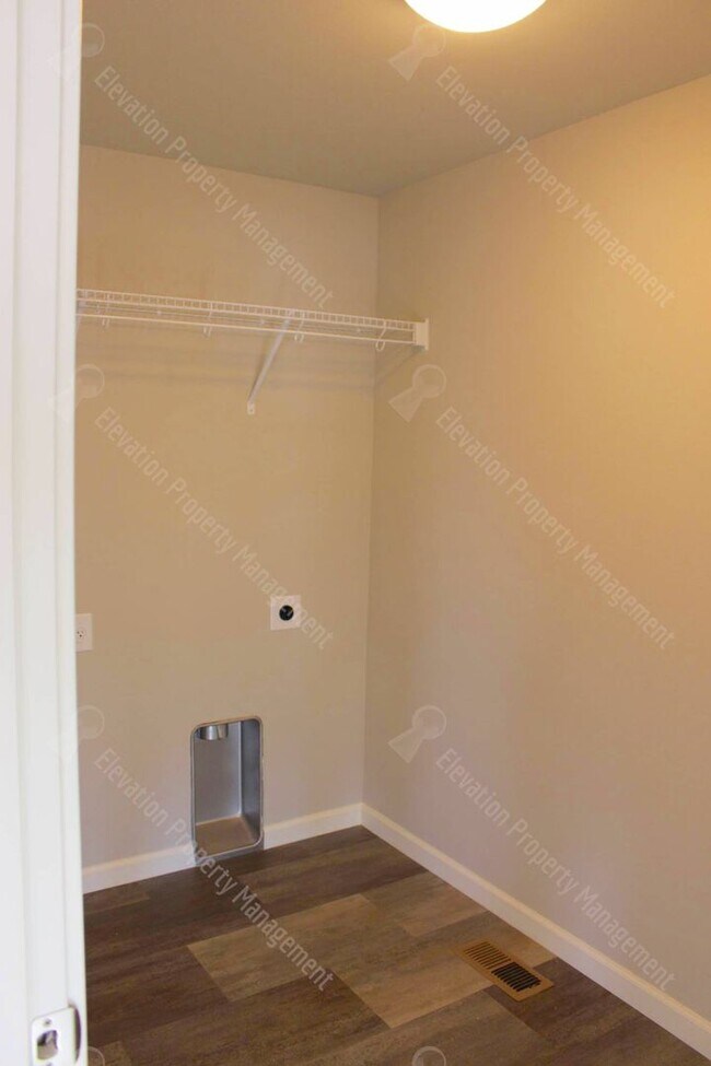 Building Photo - Newer single-level 3 BR home in NW Redmond with fenced backyard and RV parking