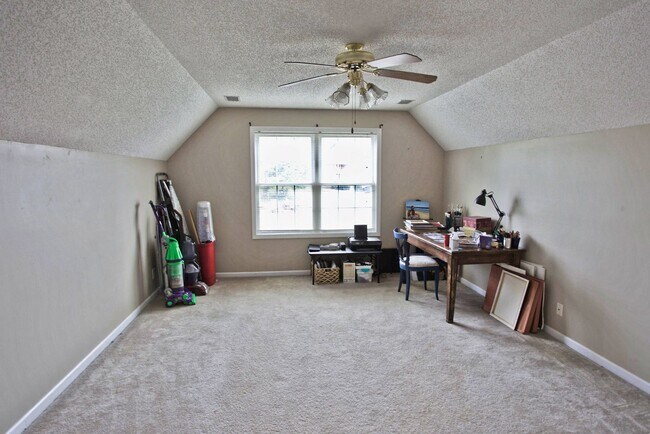 Building Photo - 2627 Holly Rock Dr