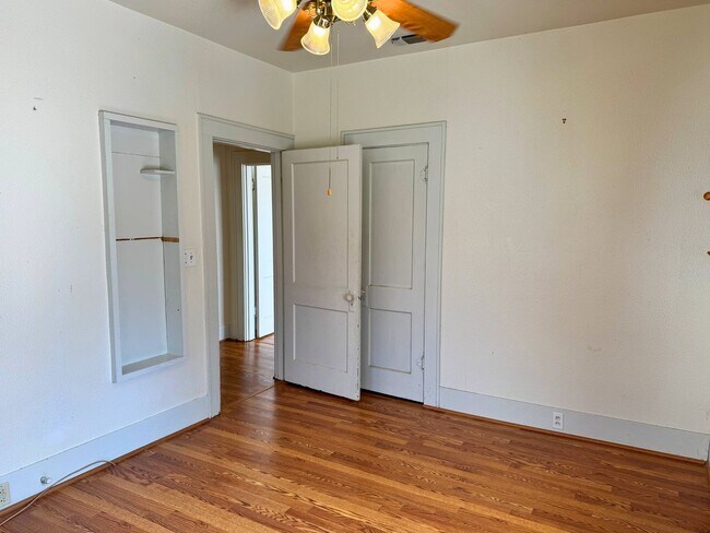 Building Photo - Adorable 3 Bed, 1 Bath Craftsman Home