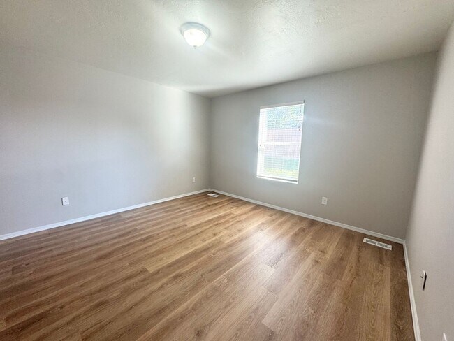 Building Photo - Beautiful Single Level- 3 Bed 2 Bath - Pet...