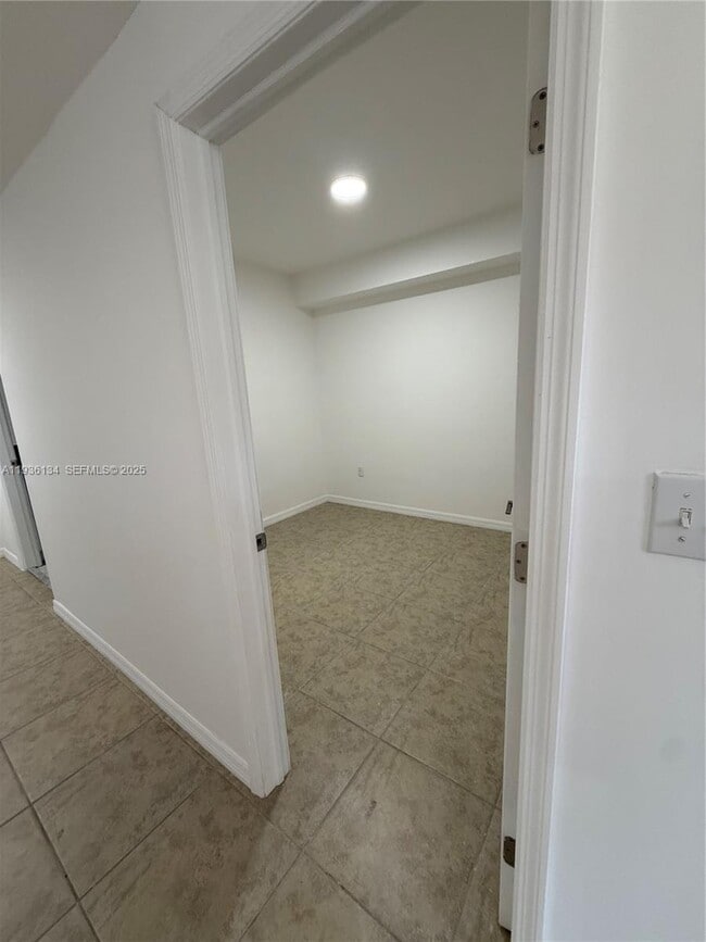 Building Photo - 119 SW 6th Ave