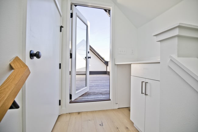 Building Photo - 716 W Stone St