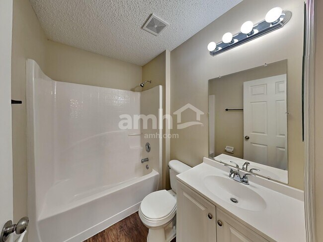 Building Photo - 14428 Woodfield Cir N