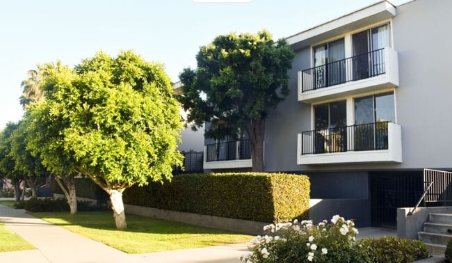 Building Photo - 1827 S Barrington Ave