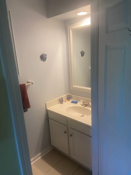 1st fl bathroom - 6804 Old Sauk Ct