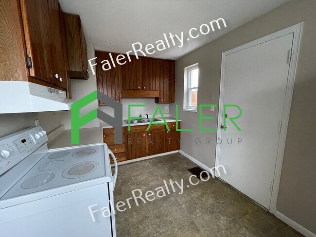 Building Photo - Charming Cape Cod w/ Garage