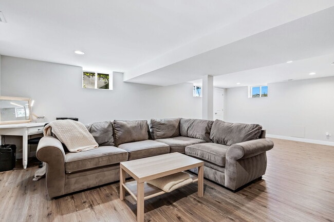 Building Photo - 639 Cumnor Ave