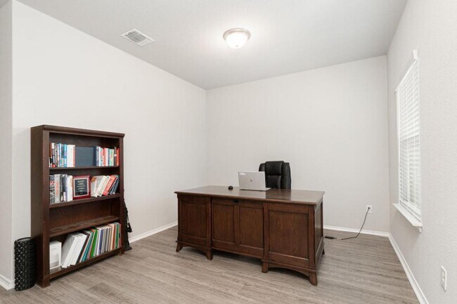 Building Photo - 556 Long Leaf Dr