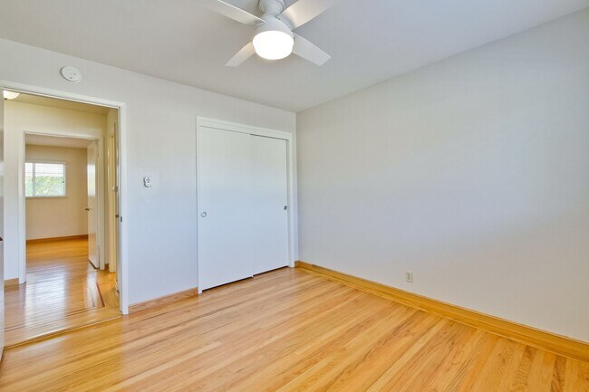 Building Photo - Hardwood Floors- Top Moreland SCH- SM Dogs Welcome- Close to Apple