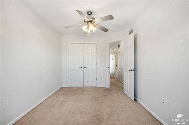 Building Photo - Charming Townhome, Prime Location, Cozy Li...