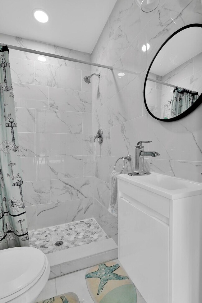 Building Photo - 450 French Royale Cir