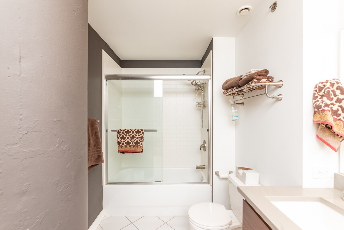 Building Photo - 1224 W Van Buren St